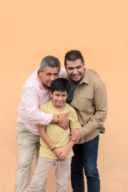 Koyu tenli Latin bir büyükbaba, baba ve oğulun üç nesli Babalar Günü 'nü kutlamak için sevgilerini gösterip birlikte vakit geçirdiler.