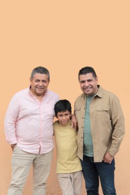 Koyu tenli Latin bir büyükbaba, baba ve oğulun üç nesli Babalar Günü 'nü kutlamak için sevgilerini gösterip birlikte vakit geçirdiler.