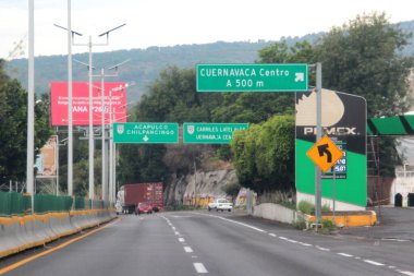 Cuernavaca, Morelos, Meksika - 25 Mayıs 2025: Meksika-Acapulco Otoyolu 'nda, Meksika' yı Acapulco, Guerrero limanına bağlayan, Cuernavaca 'dan geçen