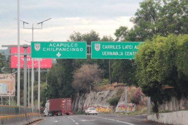 Cuernavaca, Morelos, Meksika - 25 Mayıs 2025: Meksika-Acapulco Otoyolu 'nda, Meksika' yı Acapulco, Guerrero limanına bağlayan, Cuernavaca 'dan geçen