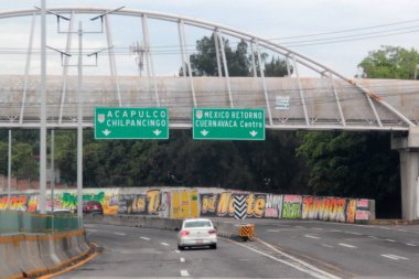 Cuernavaca, Morelos, Meksika - 25 Mayıs 2025: Meksika-Acapulco Otoyolu 'nda, Meksika' yı Acapulco, Guerrero limanına bağlayan, Cuernavaca 'dan geçen