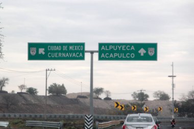 Cuernavaca, Morelos, Meksika - 25 Mayıs 2025: Meksika-Acapulco Otoyolu 'nda, Meksika' yı Acapulco, Guerrero limanına bağlayan, Cuernavaca 'dan geçen