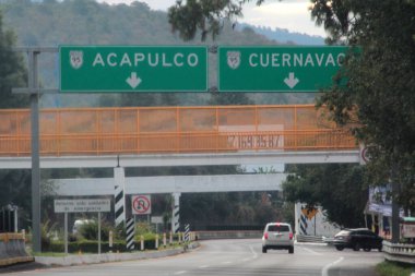 Cuernavaca, Morelos, Meksika - 25 Mayıs 2025: Meksika-Acapulco Otoyolu 'nda, Meksika' yı Acapulco, Guerrero limanına bağlayan, Cuernavaca 'dan geçen