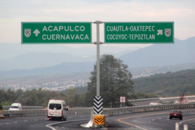 Cuernavaca, Morelos, Meksika - 25 Mayıs 2025: Meksika-Acapulco Otoyolu 'nda, Meksika' yı Acapulco, Guerrero limanına bağlayan, Cuernavaca 'dan geçen
