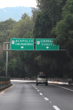 Cuernavaca, Morelos, Meksika - 25 Mayıs 2025: Meksika-Acapulco Otoyolu 'nda, Meksika' yı Acapulco, Guerrero limanına bağlayan, Cuernavaca 'dan geçen