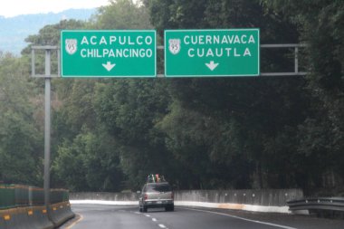 Cuernavaca, Morelos, Meksika - 25 Mayıs 2025: Meksika-Acapulco Otoyolu 'nda, Meksika' yı Acapulco, Guerrero limanına bağlayan, Cuernavaca 'dan geçen