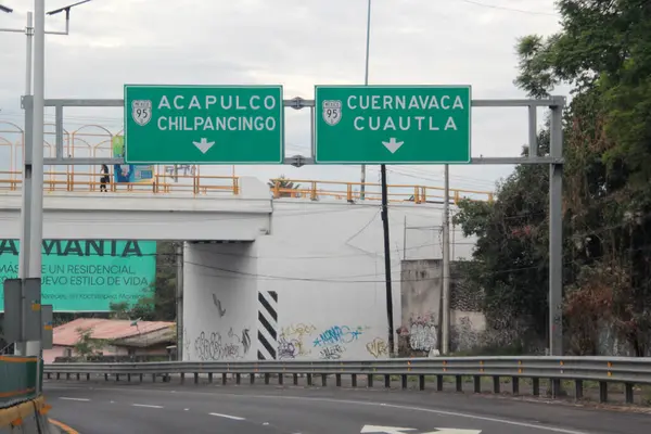 Cuernavaca, Morelos, Meksika - 25 Mayıs 2025: Meksika-Acapulco Otoyolu 'nda, Meksika' yı Acapulco, Guerrero limanına bağlayan, Cuernavaca 'dan geçen