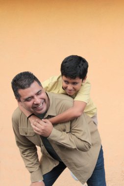 Boşanmış bekar bir baba 10 yaşındaki esmer tenli Latin oğluyla oynar ve Babalar Günü 'nü kutlamak için birlikte vakit geçirir.