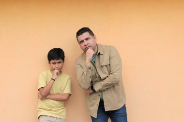 Boşanmış bekar bir baba 10 yaşındaki esmer tenli Latin oğluyla oynar ve Babalar Günü 'nü kutlamak için birlikte vakit geçirir.