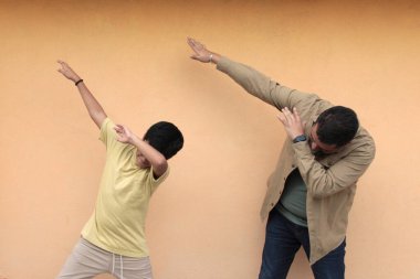 Boşanmış bekar bir baba 10 yaşındaki esmer tenli Latin oğluyla oynar ve Babalar Günü 'nü kutlamak için birlikte vakit geçirir.