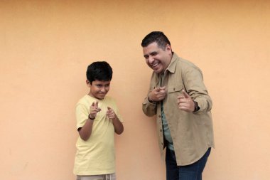 Boşanmış bekar bir baba 10 yaşındaki esmer tenli Latin oğluyla oynar ve Babalar Günü 'nü kutlamak için birlikte vakit geçirir.