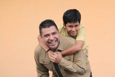 Boşanmış bekar bir baba 10 yaşındaki esmer tenli Latin oğluyla oynar ve Babalar Günü 'nü kutlamak için birlikte vakit geçirir.