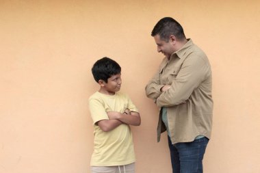 Boşanmış bekar bir baba 10 yaşındaki esmer tenli Latin oğluyla oynar ve Babalar Günü 'nü kutlamak için birlikte vakit geçirir.