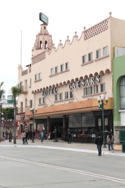 Tijuana, Baja California, Meksika - 14 Aralık 2025: Caesars Hotel Tijuana, Meksika 'da Revolcuion Caddesi' nde ünlü Caesars Salatası 'nın doğduğu yer.