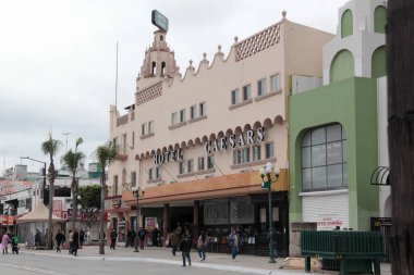 Tijuana, Baja California, Meksika - 14 Aralık 2025: Caesars Hotel Tijuana, Meksika 'da Revolcuion Caddesi' nde ünlü Caesars Salatası 'nın doğduğu yer.