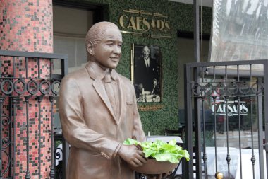 Tijuana, Baja California, Meksika - 14 Aralık 2025: Caesars Hotel Tijuana, Meksika 'da Revolcuion Caddesi' nde ünlü Caesars Salatası 'nın doğduğu yer.