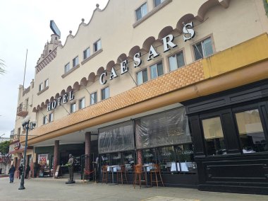 Tijuana, Baja California, Meksika - 14 Aralık 2025: Caesars Hotel Tijuana, Meksika 'da Revolcuion Caddesi' nde ünlü Caesars Salatası 'nın doğduğu yer.