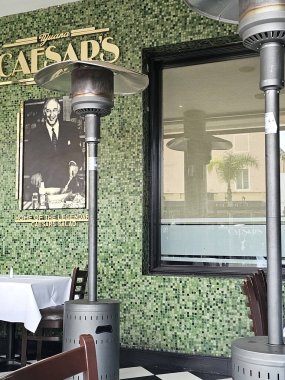 Tijuana, Baja California, Meksika - 14 Aralık 2025: Caesars Hotel Tijuana, Meksika 'da Revolcuion Caddesi' nde ünlü Caesars Salatası 'nın doğduğu yer.