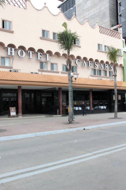 Tijuana, Baja California, Meksika - 14 Aralık 2025: Caesars Hotel Tijuana, Meksika 'da Revolcuion Caddesi' nde ünlü Caesars Salatası 'nın doğduğu yer.