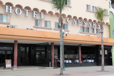 Tijuana, Baja California, Meksika - 14 Aralık 2025: Caesars Hotel Tijuana, Meksika 'da Revolcuion Caddesi' nde ünlü Caesars Salatası 'nın doğduğu yer.