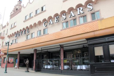 Tijuana, Baja California, Meksika - 14 Aralık 2025: Caesars Hotel Tijuana, Meksika 'da Revolcuion Caddesi' nde ünlü Caesars Salatası 'nın doğduğu yer.