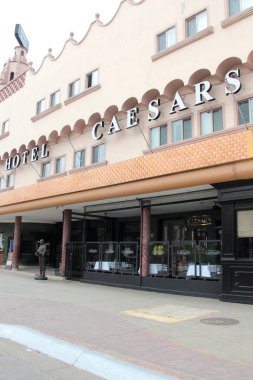 Tijuana, Baja California, Meksika - 14 Aralık 2025: Caesars Hotel Tijuana, Meksika 'da Revolcuion Caddesi' nde ünlü Caesars Salatası 'nın doğduğu yer.
