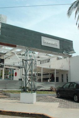 Acapulco, Guerrero, Meksika - 26 Mayıs 2025: Acapulco, Guerrero, Meksika kıyılarındaki oteller, binalar ve restoranlarda kasırga hasarı