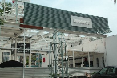 Acapulco, Guerrero, Meksika - 26 Mayıs 2025: Acapulco, Guerrero, Meksika kıyılarındaki oteller, binalar ve restoranlarda kasırga hasarı