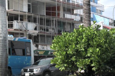 Acapulco, Guerrero, Meksika - 26 Mayıs 2025: Acapulco, Guerrero, Meksika kıyılarındaki oteller, binalar ve restoranlarda kasırga hasarı