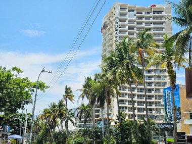 Acapulco, Guerrero, Meksika - 26 Mayıs 2025: Acapulco, Guerrero, Meksika kıyılarındaki oteller, binalar ve restoranlarda kasırga hasarı