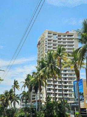 Acapulco, Guerrero, Meksika - 26 Mayıs 2025: Acapulco, Guerrero, Meksika kıyılarındaki oteller, binalar ve restoranlarda kasırga hasarı