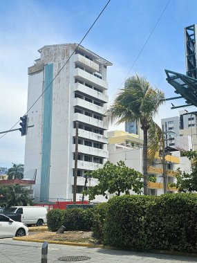 Acapulco, Guerrero, Meksika - 26 Mayıs 2025: Acapulco, Guerrero, Meksika kıyılarındaki oteller, binalar ve restoranlarda kasırga hasarı