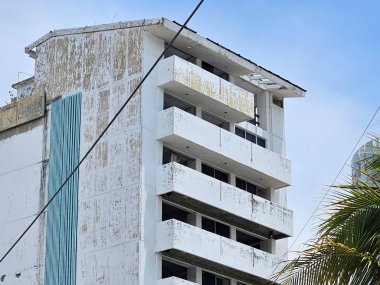 Acapulco, Guerrero, Meksika - 26 Mayıs 2025: Acapulco, Guerrero, Meksika kıyılarındaki oteller, binalar ve restoranlarda kasırga hasarı