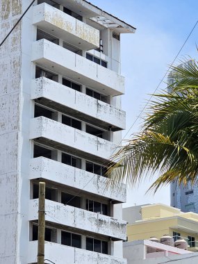 Acapulco, Guerrero, Meksika - 26 Mayıs 2025: Acapulco, Guerrero, Meksika kıyılarındaki oteller, binalar ve restoranlarda kasırga hasarı