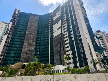 Acapulco, Guerrero, Meksika - 26 Mayıs 2025: Acapulco, Guerrero, Meksika kıyılarındaki oteller, binalar ve restoranlarda kasırga hasarı