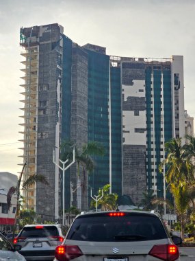 Acapulco, Guerrero, Meksika - 26 Mayıs 2025: Acapulco, Guerrero, Meksika kıyılarındaki oteller, binalar ve restoranlarda kasırga hasarı