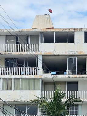 Acapulco, Guerrero, Meksika - 26 Mayıs 2025: Acapulco, Guerrero, Meksika kıyılarındaki oteller, binalar ve restoranlarda kasırga hasarı