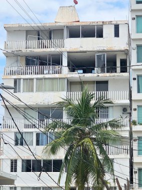 Acapulco, Guerrero, Meksika - 26 Mayıs 2025: Acapulco, Guerrero, Meksika kıyılarındaki oteller, binalar ve restoranlarda kasırga hasarı