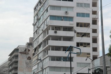 Acapulco, Guerrero, Meksika - 26 Mayıs 2025: Acapulco, Guerrero, Meksika kıyılarındaki oteller, binalar ve restoranlarda kasırga hasarı