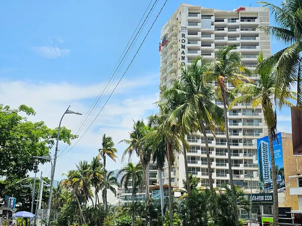 Acapulco, Guerrero, Meksika - 26 Mayıs 2025: Acapulco, Guerrero, Meksika kıyılarındaki oteller, binalar ve restoranlarda kasırga hasarı