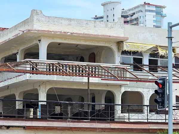 Acapulco, Guerrero, Meksika - 26 Mayıs 2025: Acapulco, Guerrero, Meksika kıyılarındaki oteller, binalar ve restoranlarda kasırga hasarı
