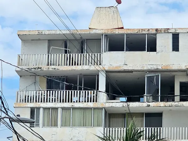 Acapulco, Guerrero, Meksika - 26 Mayıs 2025: Acapulco, Guerrero, Meksika kıyılarındaki oteller, binalar ve restoranlarda kasırga hasarı