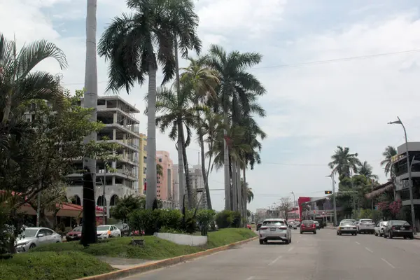 Acapulco, Guerrero, Meksika - 26 Mayıs 2025: Acapulco, Guerrero, Meksika kıyılarındaki oteller, binalar ve restoranlarda kasırga hasarı