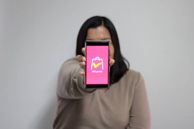 Mexico City, Mexico - 22 Şubat 2025: Alibaba Group 'un uluslararası e-ticaret platformu, ürünleri düşük fiyatlara satmaktadır.