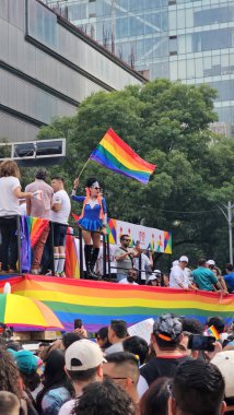 Mexico City, Mexico - 29 Haziran 2024: CDMX 'teki LGBT + gurur yürüyüşü, cinsel ve cinsiyet çeşitliliğini, lezbiyen, eşcinsel, biseksüel, transseksüel eşcinsellerin eşit hakları için yapılan bir gösteridir.