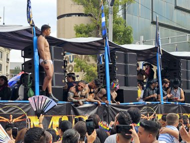 Mexico City, Mexico - 29 Haziran 2024: CDMX 'teki LGBT + gurur yürüyüşü, cinsel ve cinsiyet çeşitliliğini, lezbiyen, eşcinsel, biseksüel, transseksüel eşcinsellerin eşit hakları için yapılan bir gösteridir.