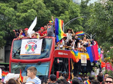 Mexico City, Mexico - 29 Haziran 2024: CDMX 'teki LGBT + gurur yürüyüşü, cinsel ve cinsiyet çeşitliliğini, lezbiyen, eşcinsel, biseksüel, transseksüel eşcinsellerin eşit hakları için yapılan bir gösteridir.