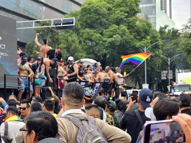 Mexico City, Mexico - 29 Haziran 2024: CDMX 'teki LGBT + gurur yürüyüşü, cinsel ve cinsiyet çeşitliliğini, lezbiyen, eşcinsel, biseksüel, transseksüel eşcinsellerin eşit hakları için yapılan bir gösteridir.