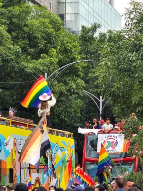 Mexico City, Mexico - 29 Haziran 2024: CDMX 'teki LGBT + gurur yürüyüşü, cinsel ve cinsiyet çeşitliliğini, lezbiyen, eşcinsel, biseksüel, transseksüel eşcinsellerin eşit hakları için yapılan bir gösteridir.