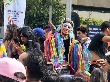Mexico City, Mexico - 29 Haziran 2024: CDMX 'teki LGBT + gurur yürüyüşü, cinsel ve cinsiyet çeşitliliğini, lezbiyen, eşcinsel, biseksüel, transseksüel eşcinsellerin eşit hakları için yapılan bir gösteridir.